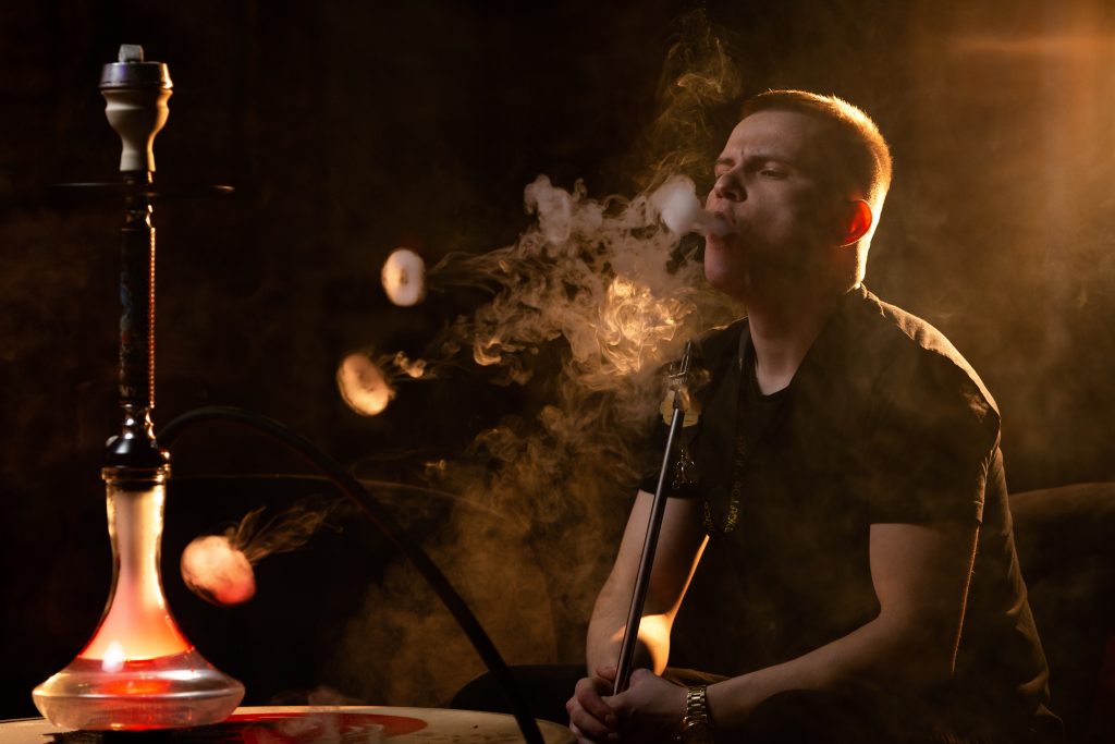 Conoce el arte de crear formas con el humo de la cachimba: trucos y
