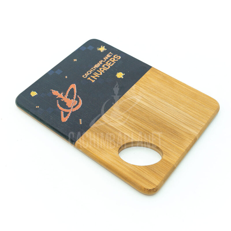 Tabla de mezcla cachimba Planet Invaders de madera bambú con diseño retro