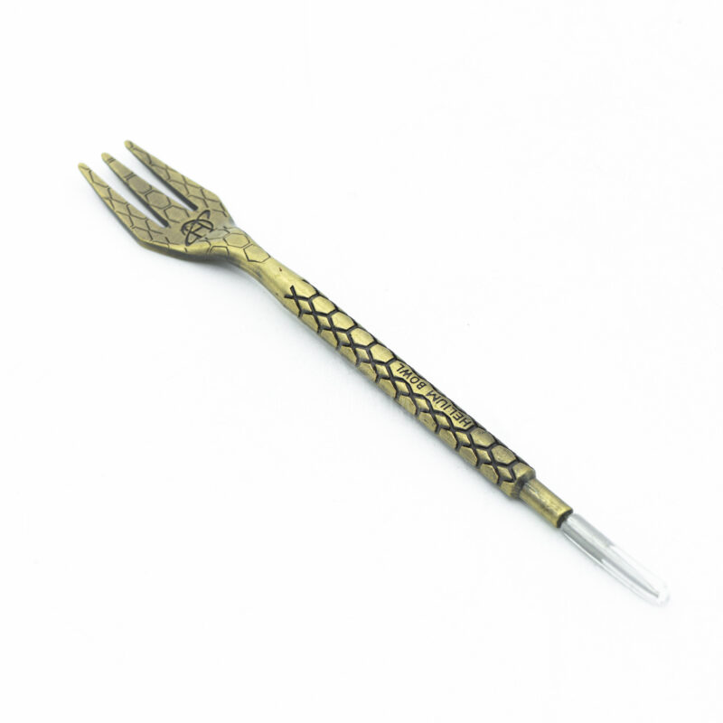 Tenedor-punzón Helium Fork dorado con diseño de escamas, accesorio cachimba España