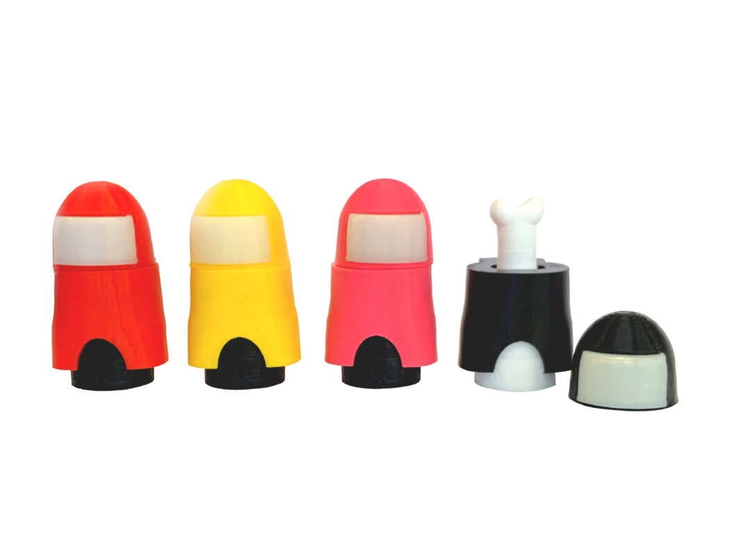 Boquilla 3D AmongUs Hueso para cachimbas - Diseño de personaje Among Us en color rojo, amarillo y negro
