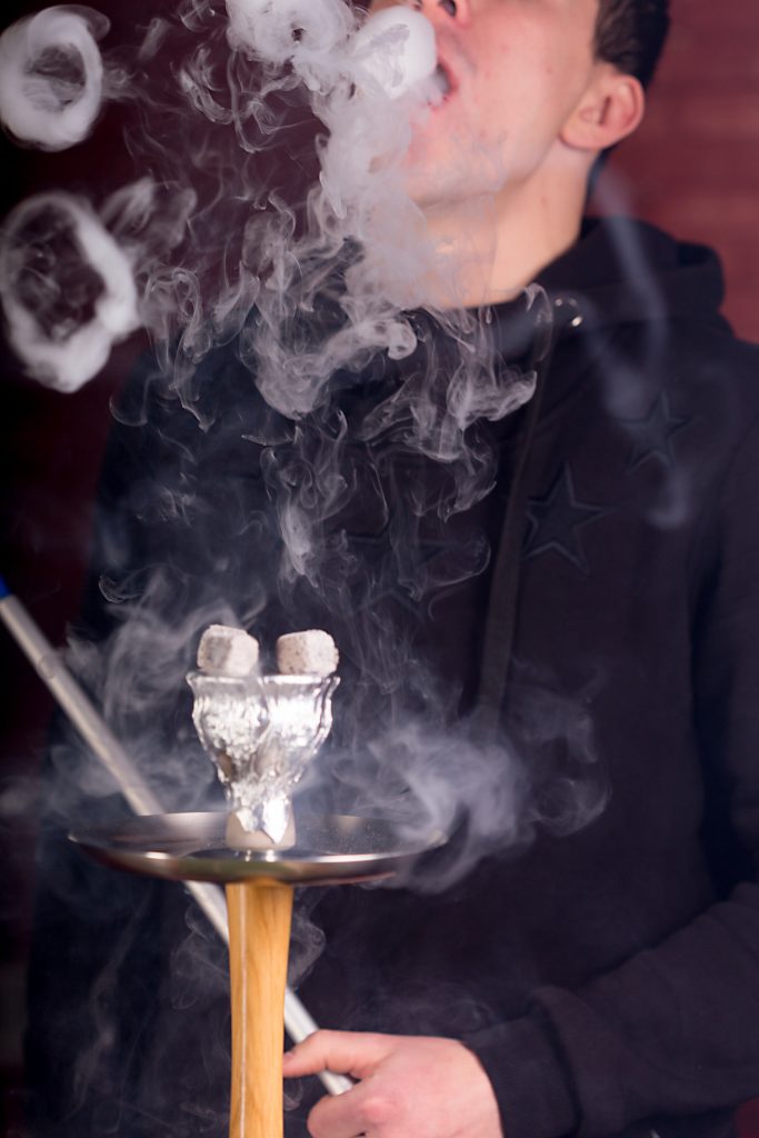 La simplicidad de hacer aros con el humo de tu cachimba.